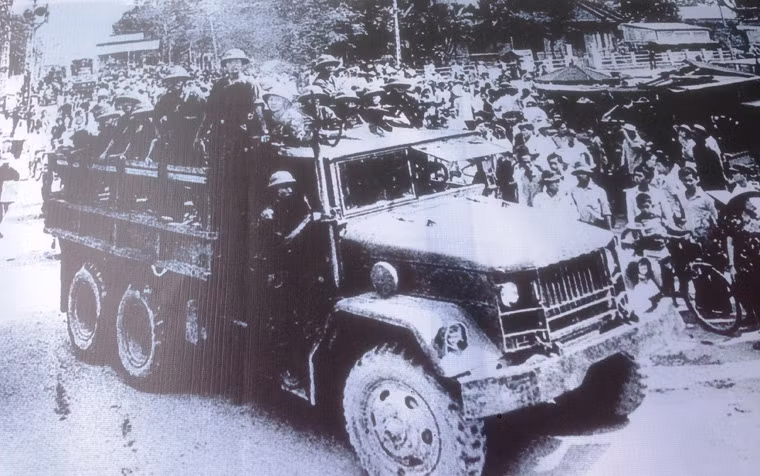 Sau đó, Bộ đội ta lần lượt giải phóng các tỉnh còn lại ở miền Nam. Ảnh Bộ đội tiến vào giải phóng TX Bạc Liêu.