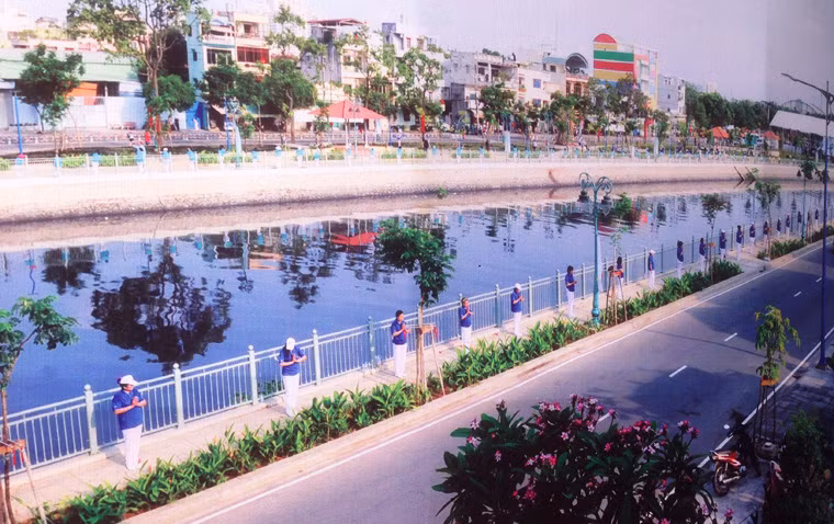 TP HCM cũng là địa phương tích cực chăm lo trong công tác đền ơn đáp nghĩa, từ thiện mang đậm tính nhân văn, nghĩa tình của con người thành phố. Nhiều công trình cải tạo, nâng cấp kênh rạch như Tàu Hủ-Bến Nghé; Nhiêu Lộc-Thị Nghè; Tân Hóa-Lò Gốm góp phần cải thiện môi trường, nâng cao chất lượng sống cho người dân. Ảnh Hữu Luận.