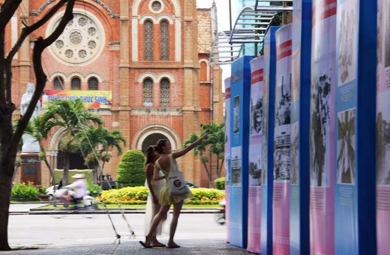 Du khách khắp nơi trên thế giới đến thăm TP HCM đúng dịp thành phố tưng bừng kỷ niệm 40 năm ngày giải phóng hoàn toàn miền Nam, thống nhất đất nước.