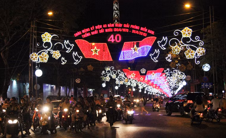 Những ngày này, đường phố khắp nơi ở Sài Gòn rợp sắc cờ hoa mừng đại lễ.