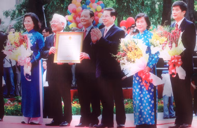 Đồng chí Nguyễn Minh Triết (Ủy viên BCT, Chủ tịch nước CHXHCNVN) trao tặng Huân chương Sao vàng cho TP HCM dịp kỷ niệm 35 năm ngày Giải phóng miền Nam, thống nhất đất nước 30/4/1975-30/4/2010. Ảnh Hữu Luận.