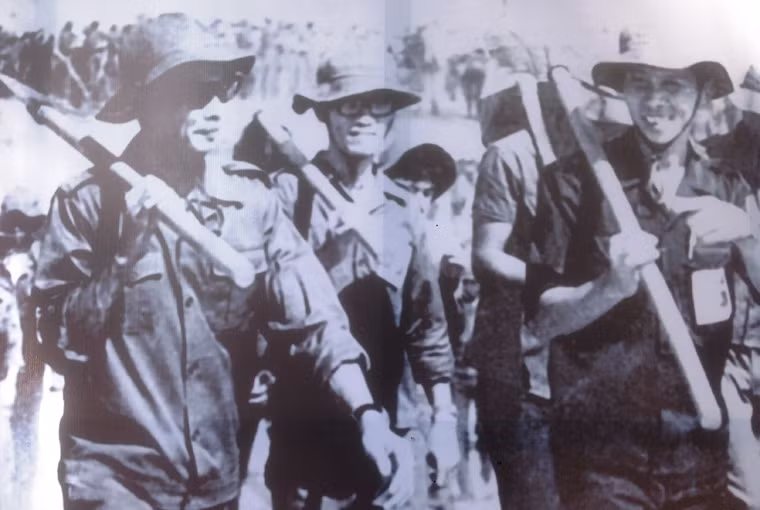 Cố Thủ tướng Võ Văn Kiệt (người ngoài cùng bên trái, khi ấy là UVBCH TW Đảng, Chủ tịch UBND Cách mạng TP Sài Gòn-Gia Định) cùng lực lượng TNXP, lao động tình nguyện ra quân khai hoang phục hóa ngoại thành Củ Chi ngày 28/3/1976.