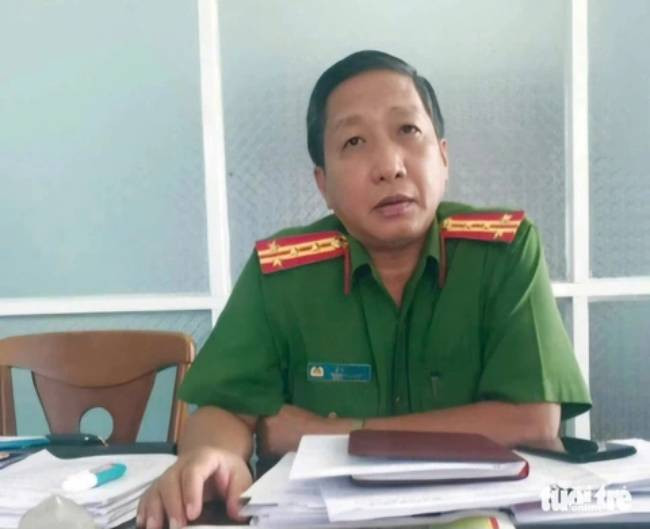 Cơ quan điều tra cáo buộc ông Mót là chủ mưu phi vụ lừa đảo này vì thường xuyên thúc giục người mua chuyển tiền. Còn Hằng bị xác định là người giúp sức tích cực, đứng ra nhận tiền và dẫn đi xem đất. Không chỉ bán khống đất rừng, ông Mót lừa thêm người mua chi phí làm giấy tờ với số tiền 5 tỷ đồng. Phần tiền này ông Mót nhận trực tiếp, sau đó chuyển sang tài khoản "em gái nuôi". Trong khi Hằng khai đã chuyển lại cho ông Mót 7 trong tổng số 11 tỷ đồng của phi vụ.