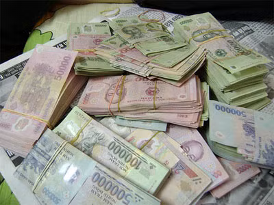 Hằng khai đã đưa gần 65 tỷ đồng tiền mặt và chuyển khoản cho ông Mót. Khi hai bên đối chất, ông Mót tiếp tục phủ nhận. Do vậy, cơ quan điều tra chỉ có cơ sở chứng minh Hằng chuyển cho Mót 350 triệu đồng tiền thu lợi bất chính. Số tiền lừa được, Hằng khai dùng mua đất ở Phú Quốc; mua nhà ở Hà Nội và tiêu dùng cá nhân. Khi bị khởi tố, Hằng chỉ còn 33 triệu đồng trong tài khoản. Cơ quan điều tra đã phong tỏa, kê biên nhiều tài sản của Hằng và ông Mót. (Ảnh minh họa, nguồn internet) 