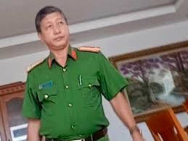 Tháng 11/2021, bà Trần (ngụ TP HCM) muốn làm giấy tờ cho thửa đất 40 ha mới mua, nhờ ông Mót giúp đỡ. Dù biết đất này là đất rừng đặc dụng do Nhà nước quản lý, không thể làm giấy tờ, ông Mót vẫn sắp xếp cho bà Trần gặp "em gái", tích cực giới thiệu: "Hằng có thể làm giấy trích đo địa chính có xác nhận của Chi nhánh văn phòng đăng ký đất đai và sẽ trực tiếp đứng ra làm giấy tờ". 