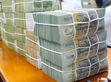 Sang tay trót lọt, ông Mót và "em gái" bỏ túi gần 20 tỷ đồng. Ông Mót cùng Hằng cũng nhận làm giấy tờ đất cho Lê và Thái dù biết khu này là đất công, không thể làm giấy tờ. Sau khi nhận 13 tỷ đồng, cả hai không làm bất cứ thủ tục nào như đã hứa. Cơ quan điều tra xác định, tổng cộng 4 bị hại đã chuyển cho Hằng gần 60 tỷ đồng, Mót nhận 8 tỷ đồng. Ngoài ra, Hằng còn gian dối, nhận làm giấy tờ đất và vay tiền của 6 bị hại khác, lừa tổng cộng 30 tỷ đồng. (Ảnh minh họa, nguồn internet)