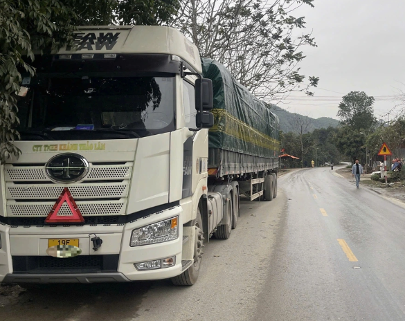 Tuyen Quang: Nguoi dan ong tu vong do lop o to vang trung