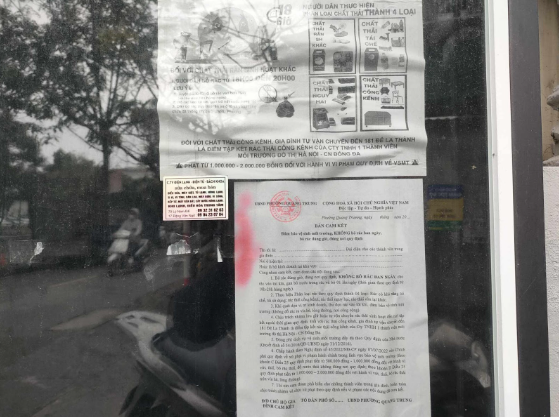 Bảng tin cư dân ở đầu ngõ 43 Nguyễn Ngọc Doãn ghi rõ các quy định về phân loại rác thải và mức phạt đối với hành vi đổ rác sai quy định. 