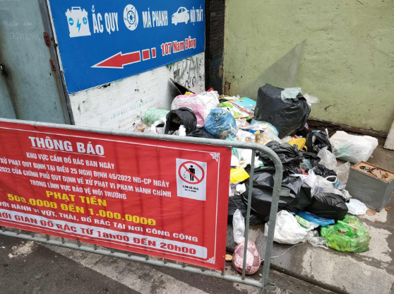 Dù trên biển cấm có nêu rõ “Khu vực có camera quan sát” như không hề có giá trị tại phố Nam Đồng, quận Đống Đa, TP Hà Nội.