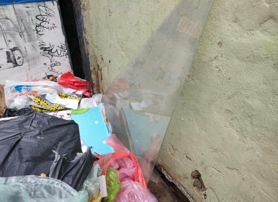 Ngoài rác thải sinh hoạt, rác cồng kềnh cũng được dựng ở vỉa hè. Điều này không chỉ vi phạm quy định về vệ sinh môi trường mà còn làm mất mỹ quan đô thị.