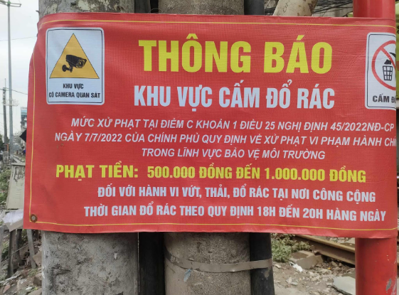 Khu vực đường Lê Duẩn ghi rõ các quy định về phân loại rác thải và mức phạt đối với hành vi đổ rác sai quy định, tuy nhiên rác thải vẫn bị vứt ngay dưới biển cấm. 
