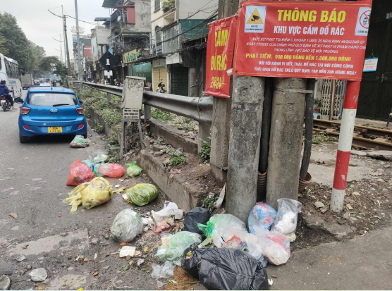 Bien cam “co nhu khong”, nguoi dan van bat chap do rac-Hinh-2