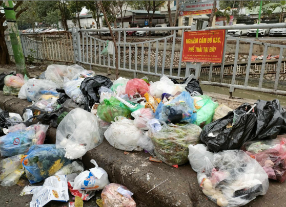 Tuy nhiên, cách bảng tin khoảng 10m xuất hiện tình trạng đổ trộm rác thải. Biển cấm đồ rác như “tàng hình” không ai để ý tới.