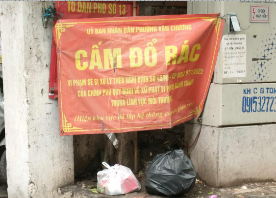 Biển cấm và nội dung cảnh báo về mức phạt dường như không có tác dụng với những người vứt rác bừa bãi tại khu vực đường Trần Quý Cáp, quận Đống Đa, TP Hà Nội. 