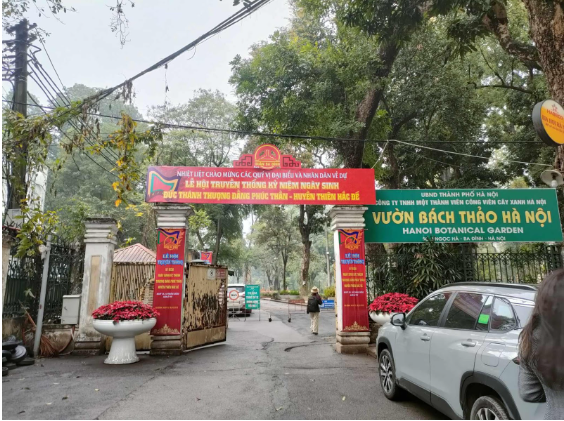 Cũng theo ghi nhận, Công viên Bách Thảo có diện tích trên 10ha, nhiều hạng mục bị hư hỏng, xuống cấp theo thời gian, gây mất mỹ quan và ảnh hưởng không gian sử dụng của người dân.