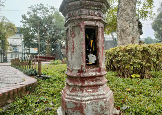 Cột đèn bị hoen rỉ để hở cả dây điện rất dễ gây nguy hiểm cho người tham quan. 