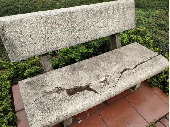 Ghế đá bị nứt vỡ... 