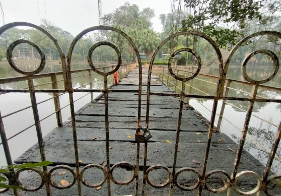 Cây cầu nối với đảo tròn của công viên cũng đã cũ nát, khiến Ban Quản lý công viên Bách Thảo phải cho dừng sử dụng bằng cách khóa lối vào. Từ tháng 9/2023, TP Hà Nội đã phê duyệt chủ trương đầu tư gần 900 tỷ đồng để nâng cấp, cải tạo tổng thể ba công viên lớn của Thủ đô, trong đó có Công viên Bách Thảo và Công viên Thủ Lệ. Theo phê duyệt, thời gian dự kiến triển khai là dịp đầu năm 2024. Tuy nhiên đến thời điểm này, công tác cải tạo vẫn chưa được thực hiện.