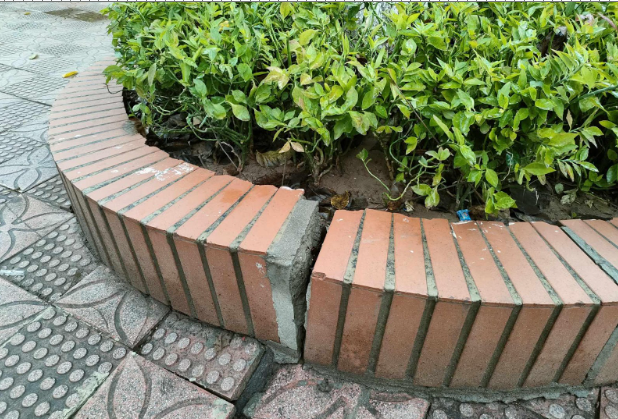 Theo ghi nhận của PV, hiện trạng công viên này tồn tại nhiều hạng mục có dấu hiệu xuống cấp, cảnh quan thiếu thẩm mỹ. Được biết, dù trải qua nhiều lần nâng cấp nhưng tình trạng xuống cấp của công viên vẫn chưa được khắc phục triệt để. 