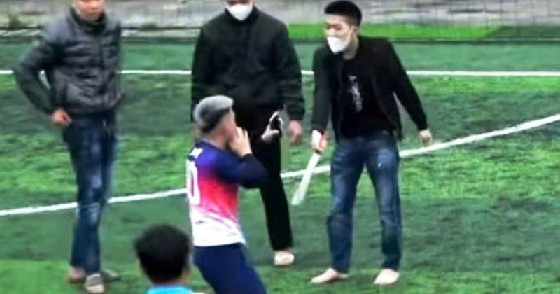 Vụ cầm kiếm đe dọa người trên sân bóng, có xử lý hình sự? Vu cam kiem de doa nguoi tren san bong, co xu ly hinh su?