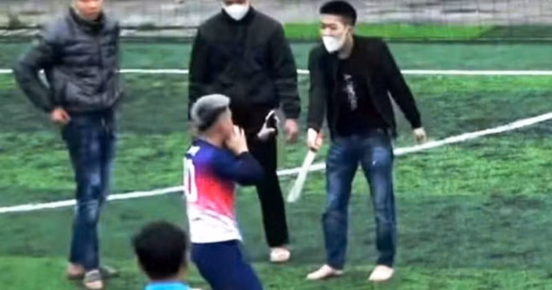 Vu cam kiem de doa nguoi tren san bong, co xu ly hinh su?