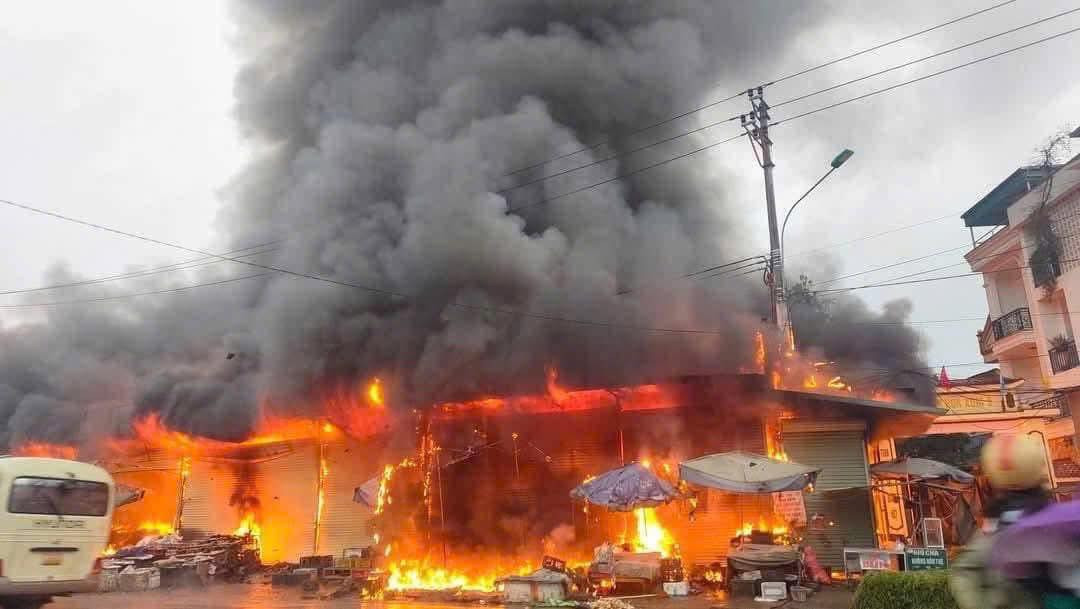 Cháy lớn tại chợ Trung Môn, cột khói bốc cao hàng trăm mét Chay lon tai cho Trung Mon, cot khoi boc cao hang tram met
