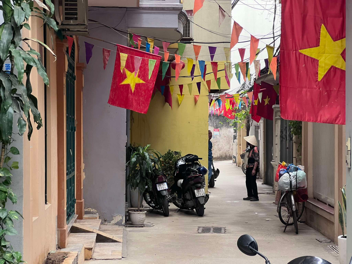 Cận cảnh nhà xuất hiện hàng loạt vết nứt sau sự cố đào ngầm metro Can canh nha xuat hien hang loat vet nut sau su co dao ngam metro