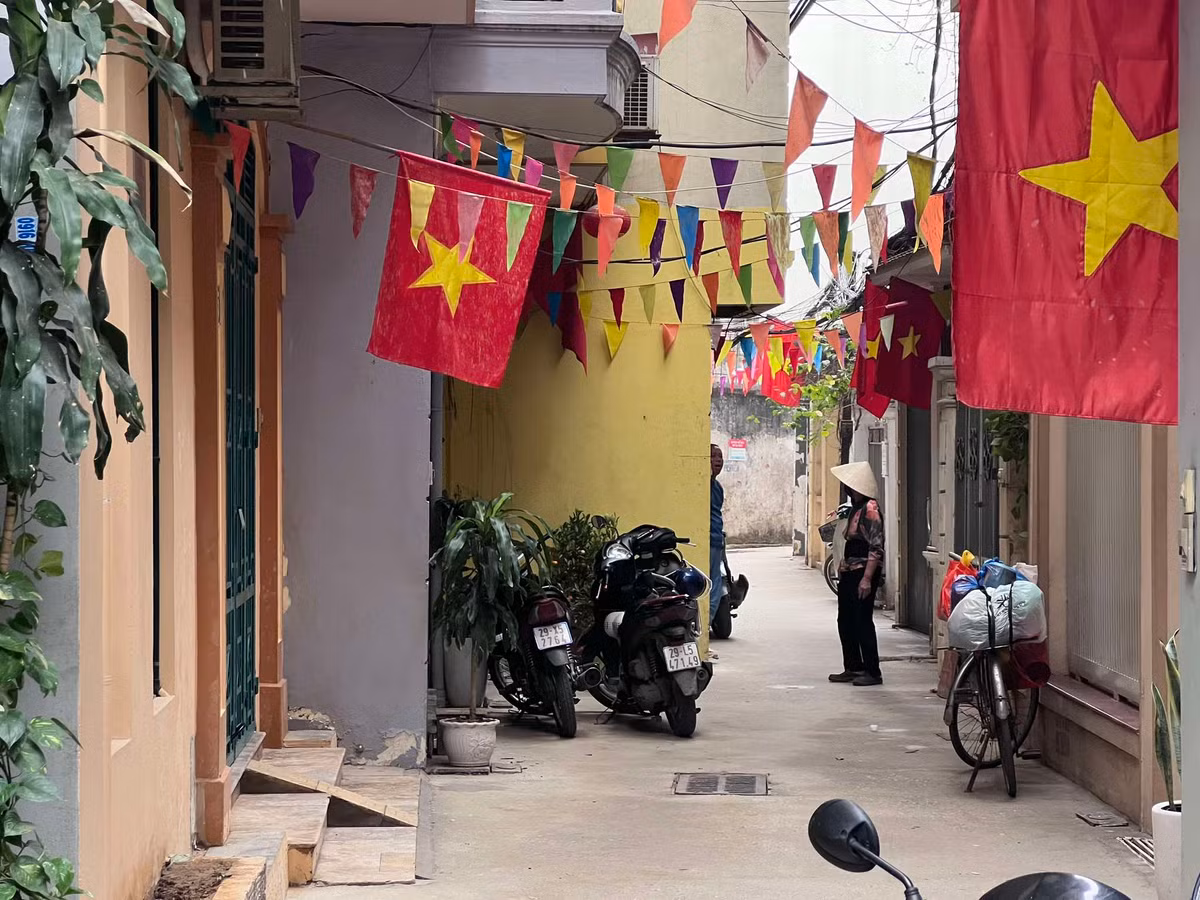 Cận cảnh nhà xuất hiện hàng loạt vết nứt sau sự cố đào ngầm metro Can canh nha xuat hien hang loat vet nut sau su co dao ngam metro