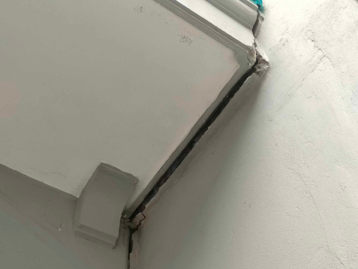 Bà Cao Thị Bình sống tại số nhà 20, ngõ 7 phố Giang Văn Minh cho biết, khoảng 20h ngày 27/2, các gia đình sống từ số 16 đến 28 nhận được thông báo phải tạm di tản để đảm bảo an toàn. Ngay trong đêm, bà Bình và mọi người trong nhà chuẩn bị đồ đạc cần thiết và đưa cụ già 95 tuổi đến nhà người thân ở tạm.