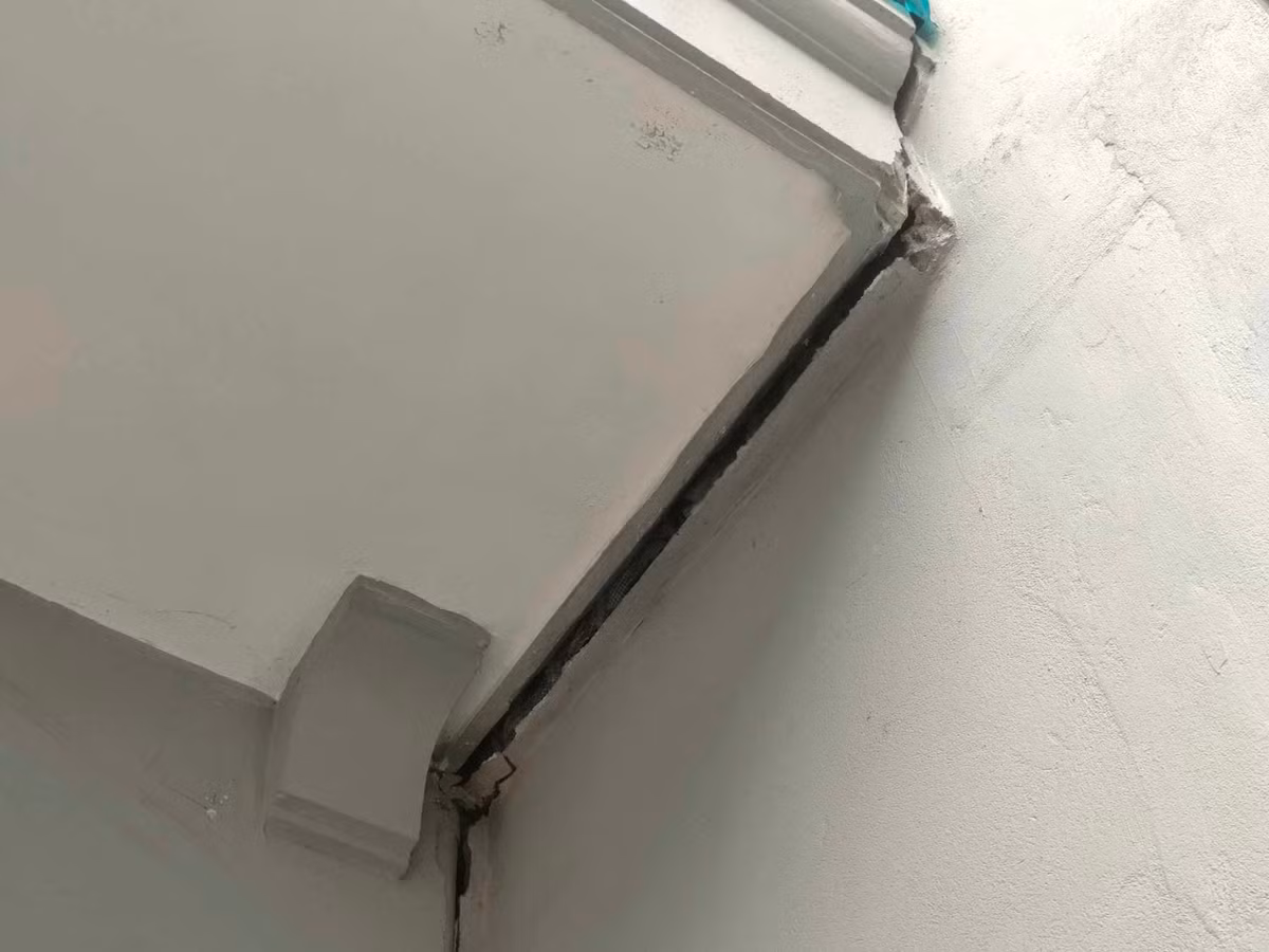 Bà Cao Thị Bình sống tại số nhà 20, ngõ 7 phố Giang Văn Minh cho biết, khoảng 20h ngày 27/2, các gia đình sống từ số 16 đến 28 nhận được thông báo phải tạm di tản để đảm bảo an toàn. Ngay trong đêm, bà Bình và mọi người trong nhà chuẩn bị đồ đạc cần thiết và đưa cụ già 95 tuổi đến nhà người thân ở tạm.