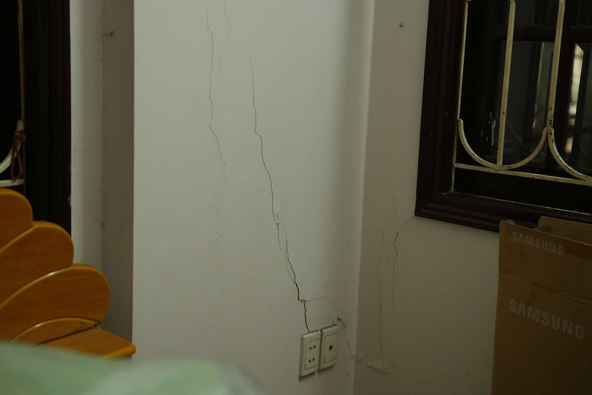 Anh Hùng (ở ngõ 7 phố Giang Văn Minh), tỏ vẻ lo ngại cho biết vào chiều 27/2, nhiều người dân sống tại ngõ 7 Giang Văn Minh họp với nhà thầu để trao đổi về phương án khắc phục sau sự cố phun trào bùn. Tuy nhiên, trong cuộc họp mọi người không được thông báo về việc sẽ phải di tản. 