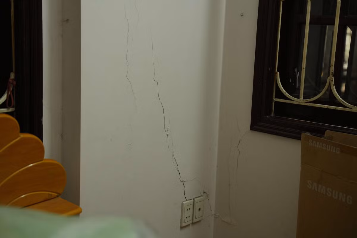 Anh Hùng (ở ngõ 7 phố Giang Văn Minh), tỏ vẻ lo ngại cho biết vào chiều 27/2, nhiều người dân sống tại ngõ 7 Giang Văn Minh họp với nhà thầu để trao đổi về phương án khắc phục sau sự cố phun trào bùn. Tuy nhiên, trong cuộc họp mọi người không được thông báo về việc sẽ phải di tản. 