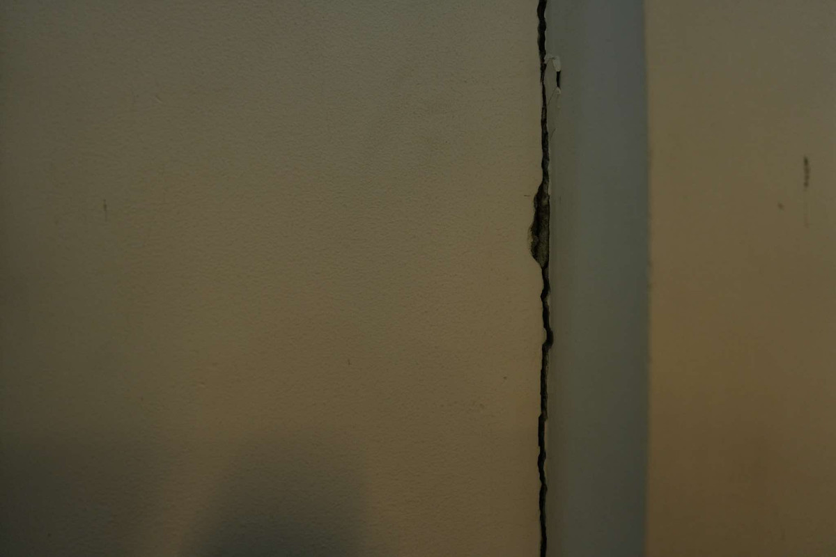 Cận cảnh nhà xuất hiện hàng loạt vết nứt sau sự cố đào ngầm metro - Hình 2 Can canh nha xuat hien hang loat vet nut sau su co dao ngam metro-Hinh-2