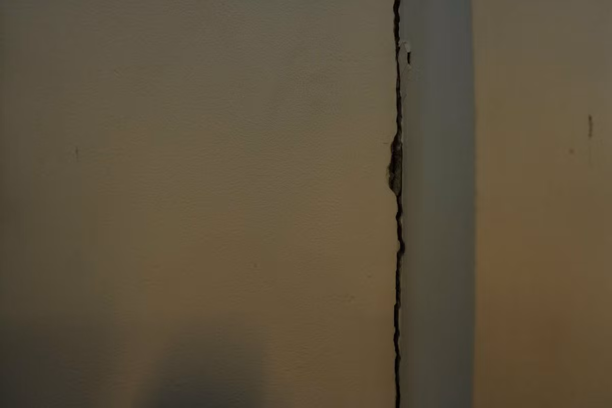 Cận cảnh nhà xuất hiện hàng loạt vết nứt sau sự cố đào ngầm metro - Hình 2 Can canh nha xuat hien hang loat vet nut sau su co dao ngam metro-Hinh-2