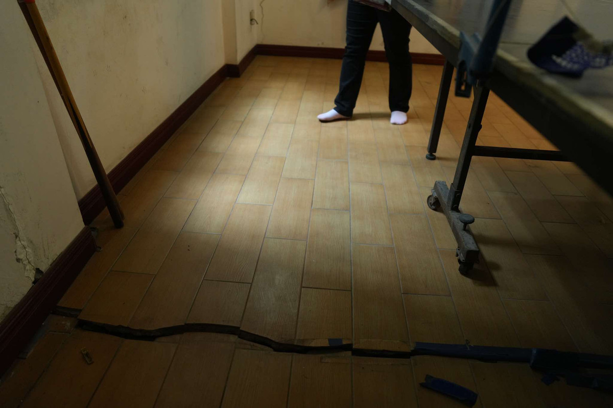 Theo anh Hùng, gần 20h ngày 27/2, nhiều gia đình sống trong ngõ này bất ngờ nhận được thông báo phải di tản ngay trong đêm khiến mọi người cảm thấy bất an, lo lắng. "Việc bùn phun trào đã ảnh hưởng lớn đến cuộc sống của nhiều gia đình nay lại phải di tản để đảm bảo an toàn khiến chúng tôi càng thêm lo lắng. Cả đêm qua tôi rất lo ngôi nhà sẽ bị ảnh hưởng kết cấu về sau này, không biết ở lâu dài sẽ như thế nào", anh Hùng bộc bạch.