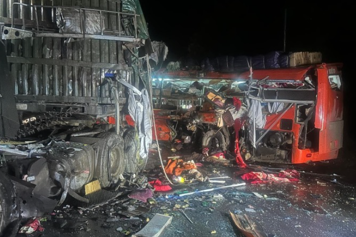 Thu tuong yeu cau khac phuc hau qua vu TNGT khien 6 nguoi chet