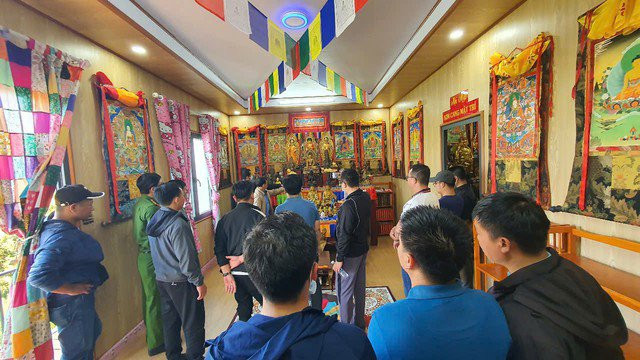 Theo kết quả điều tra ban đầu, năm 2021, trong quá trình tu tập vợ chồng Tuấn thấy nhiều người điều kiện kinh tế rất khá giả mong muốn thực hiện nhanh việc tu tập để "sớm đắc đạo" nên đã nảy sinh ý định lừa đảo chiếm đoạt tài sản. Sau khi lên Đắk Lắk mua được hơn 6 ha đất nông nghiệp tại thôn 3, xã Ea Khal, huyện Ea H’ leo, vợ chồng Tuấn đã yêu cầu các bị hại nộp tiền xây dựng nhà thờ tổ và 6 thất để tu hành. Đồng thời giới thiệu nhiều vật phẩm mà họ gọi là có tác dụng hỗ trợ cho việc tu tập nhanh được đắc đạo, sớm “thành tiên”.