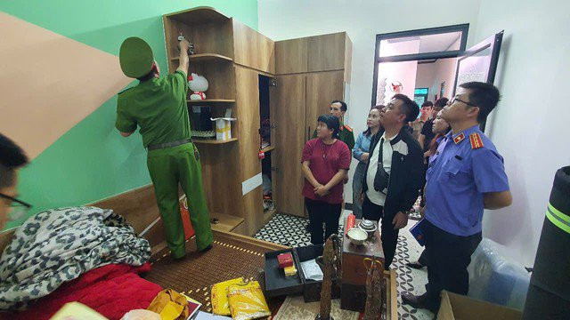 "Sau khi làm xong, tôi gọi điện cảm ơn, đồng thời mời ông Tuấn đến hội trường để bà con biết mặt nhà tài trợ. Tuy nhiên, ông Tuấn không xuất hiện, cũng không tới hội trường, chúng tôi liên lạc qua điện thoại 1-2 lần rồi mất liên lạc luôn. Tôi cũng ngại, vì sợ người ta nghĩ mình lại xin tiền”, ông Duẩn nói.