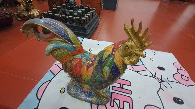 Quá trình khám xét khẩn cấp, Công an đã thu giữ 10 giấy chứng nhận đăng ký quyền sử dụng đất; 3 thẻ tiết kiệm với trị giá gần 12 tỷ đồng; 1 ô tô trị giá 2,7 tỷ đồng, hơn 100 triệu đồng tiền mặt; 2 xe máy; nhiều trang sức bằng vàng cùng hàng trăm đồ vật tu tập như chùy, kiếm, chuỗi hạt, kỳ lân, gà trống pháp lam…