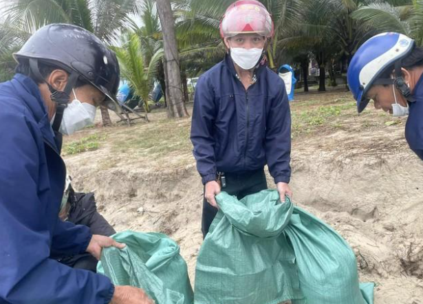 Hang tram bo doi, nguoi dan gia co khan cap bo bien My Khe-Hinh-2