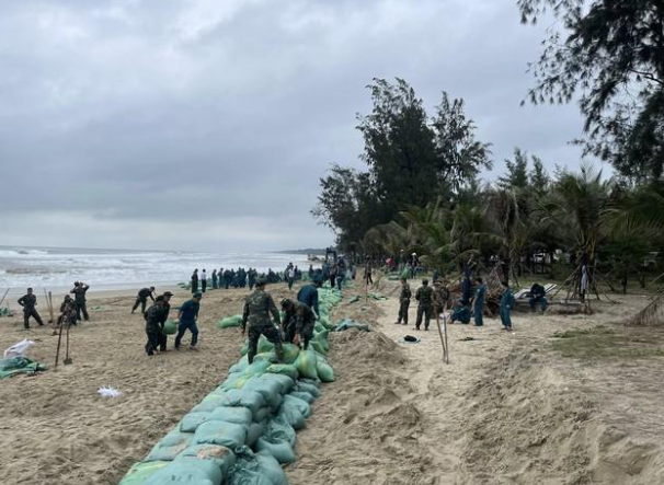 Hang tram bo doi, nguoi dan gia co khan cap bo bien My Khe