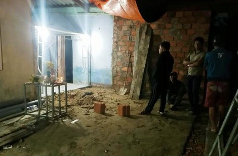 Trong lúc các cơ quan đang tiến hành điều tra, sáng 4/12/2017, một nam giới đến trình báo có anh trai tên là Bùi Tiến D. (SN 1982 ở phường Đức Ninh Đông, thành phố Đồng Hới) mất tích trong khoảng 7 năm trước. Trước đó, anh D. có thuê phòng trọ này làm cá độ bóng đá vào năm diễn ra World Cup 2010. Thông tin này đã mở ra hướng điều tra mới và công tác giám định ADN bộ hài cốt cũng được tiến hành. (Địa điểm nơi phát hiện bộ hài cốt)