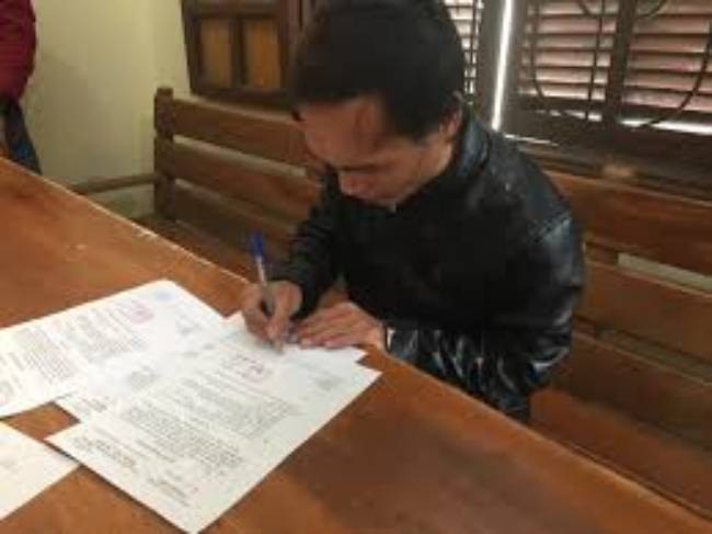 Bất ngờ, một nguồn tin cho biết, người ở chung phòng với anh D. cách đây 7 năm thường xuyên qua lại với một thanh niên tại địa bàn phường Bắc Lý. Người này cho biết, người ở cùng phòng với anh Bùi Tiến D. tại thời điểm đó là Nguyễn Mạnh Hùng, quê ở xã Mai Hóa, huyện Tuyên Hóa. Hùng đang sống như vợ chồng với một người phụ nữ hơn tuổi bán cháo sáng tại Bãi Dinh, xã Dân Hóa, huyện Minh Hóa. Tổ công tác đã tiếp cận và triệu tập Nguyễn Mạnh Hùng.