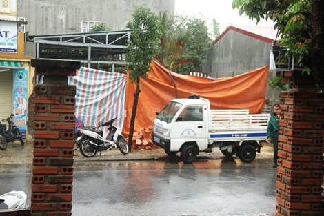 Qua khám nghiệm ban đầu, hài cốt đó là của nam giới, đã bị phân hủy hết, chiếc quần dài còn nguyên vẹn, áo sơ mi nạn nhân mặc có màu trắng đã bị rách, quấn ngang cổ, phía dưới lưng có một áo phông còn nguyên vẹn. Khuôn viên quán cà phê gồm 2 phòng trọ và sân vườn, chủ nhà chỉ nhớ được 5 người trước đó thuê quán, còn những vị khách mà 5 người đó cho thuê lại một trong 2 phòng trọ thì bà không nắm rõ. (Khu vực nơi phát hiện sự việc)