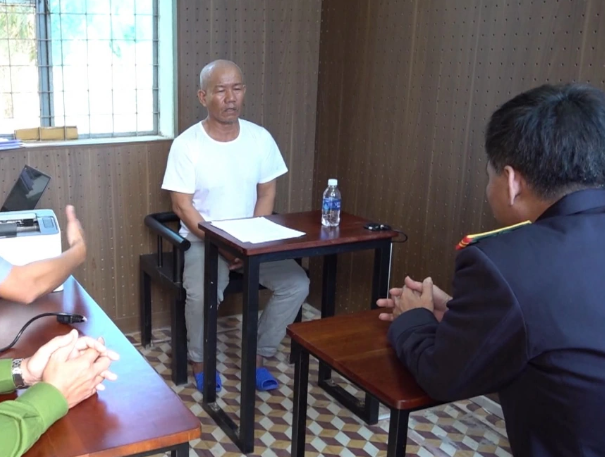 Tại cơ quan điều tra, Uyên rất ngoan cố, quanh co chối tội với hàng loạt lời khai gian dối. Tuy nhiên, trước tất cả chứng cứ nói trên, đến ngày thứ 3 bị tạm giữ, biết không thể che đậy được tội ác, gã chồng đã bật khóc khai nhận toàn bộ hành vi. Theo đó, do mâu thuẫn trong sinh hoạt giữa hai vợ chồng, khoảng 9h ngày 6/2, gã dùng hung khí đánh bà Tr. tử vong tại nhà. Để che giấu hành vi tàn độc, gã dùng dao phân xác thành 3 phần rồi bỏ chung với hung khí vào mền, bọc nệm, bao nilông mang ra khu vực cuối đường Lê Văn Duyệt (quận Sơn Trà) cất giấu.