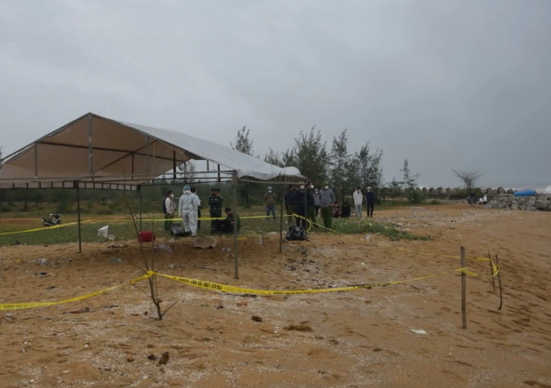 Người dân địa phương cho rằng, nhiều khả năng nạn nhân là dân đi biển, đánh bắt hải sản, do rơi xuống nước và bị chân vịt của tàu cá chém nên thi thể không nguyên vẹn. Tại hiện trường, các điều tra viên xác định, thi thể bị vết cắt sắc lẹm, không giống như bị chân vịt của tàu cá chém. Ngoài ra, người này được xác định tử vong khoảng 4-5 ngày trước và các phần thi thể bị mất không phải do thối rửa hay phân hủy.