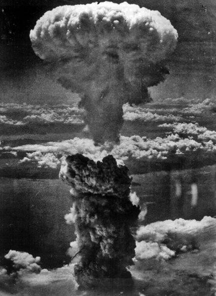  4. Nagasaki - 1945: Đám mây hình nấm trên bầu trời Nakasaki vào ngày 9 tháng 8 năm 1945 này đã giết chết hơn 80 ngàn người và đã trở thành nỗi ám ảnh đe dọa cho hòa bình nhân loại.
