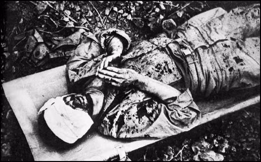  13. Hãy cứu tôi - 1945: 12-29/04/1945 -Hãy cứu tôi -Tác phẩm chụp một thương binh bị bỏ lại trên chiến trường Okinawa , xen lẫn giữa những tiếng rên xiết vì đau đớn là những lời nguyện cầu mong được sống: Hãy cứu tôi!