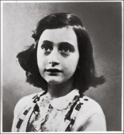  8. Anne Frank - 1941: Chân dung của cô gái 14 tuổi Anne Frank, một trong 6 triệu người Do Thái đã bị Đức Quốc xã hành hình trong sự kiện Holocaust. Cả gia đình, bao gồm cô vài chị gái đã bị giết chỉ 1 tháng trước khi trại tập trung nơi cô bị giam được giải phóng. Cuốn nhật ký cùng bức chân dung một cô bé 14 tuổi, với đôi mắt to đang nhìn xa xăm về một tương lai mà ai cũng biết là không bao giờ đến được với cô, đã làm xúc động cả thế giới.