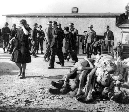  7. Trại tập trung Buchenwald - 1945: Trại tập trung Buchenwald của Đức Quốc xã sau khi được giải phóng năm 1945. Hơn 43 ngàn người Do Thái đã bị hành hình tại đây. Trong ảnh là những người dân Đức bị buộc phải đi xuyên qua Buchenwald để tận mắt chứng kiến những gì mà quốc gia của họ đã gây ra cho thế giới.